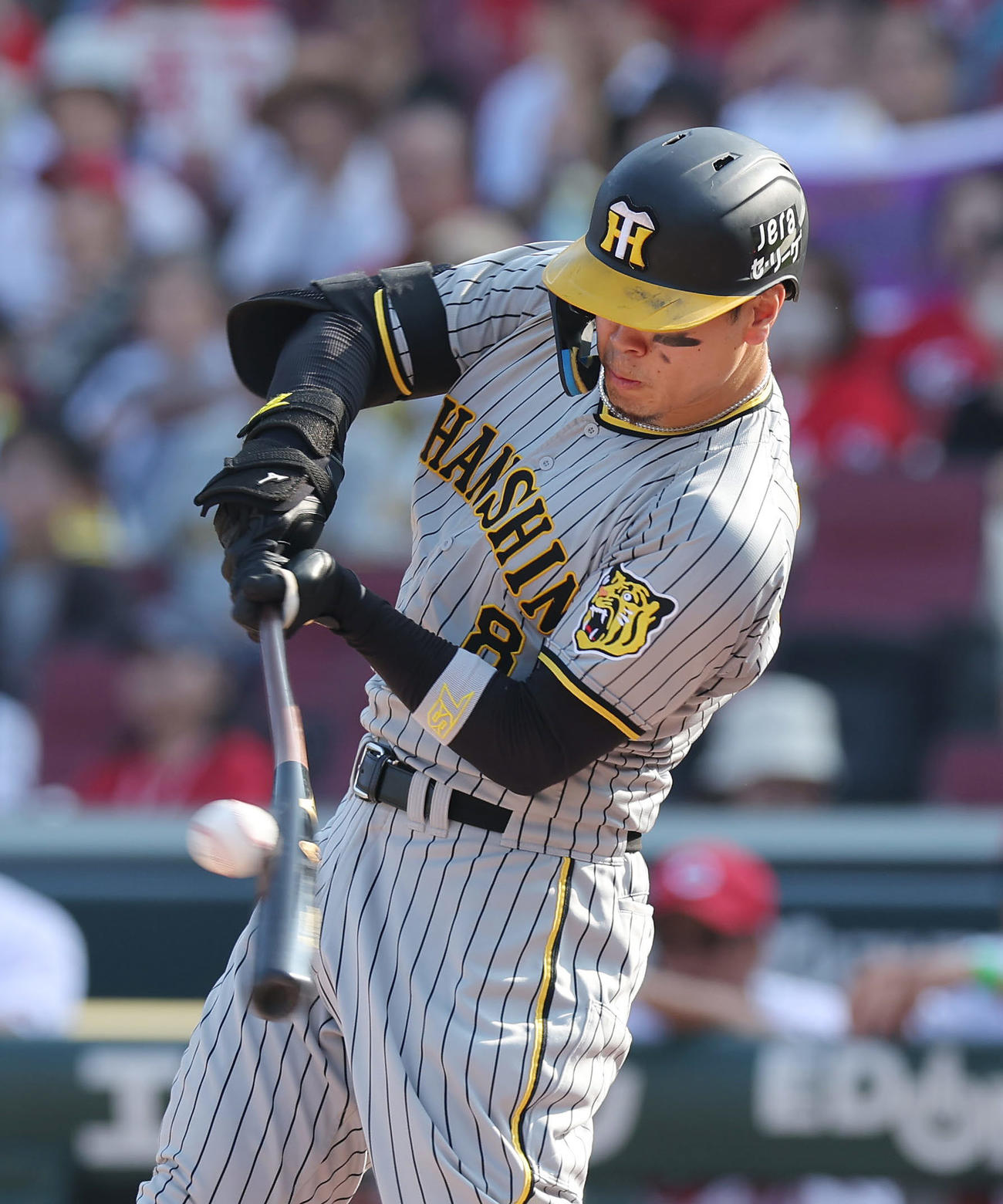 広島対阪神　5回表阪神1死一、二塁、右前適時打を放つ佐藤輝（撮影・前田充）