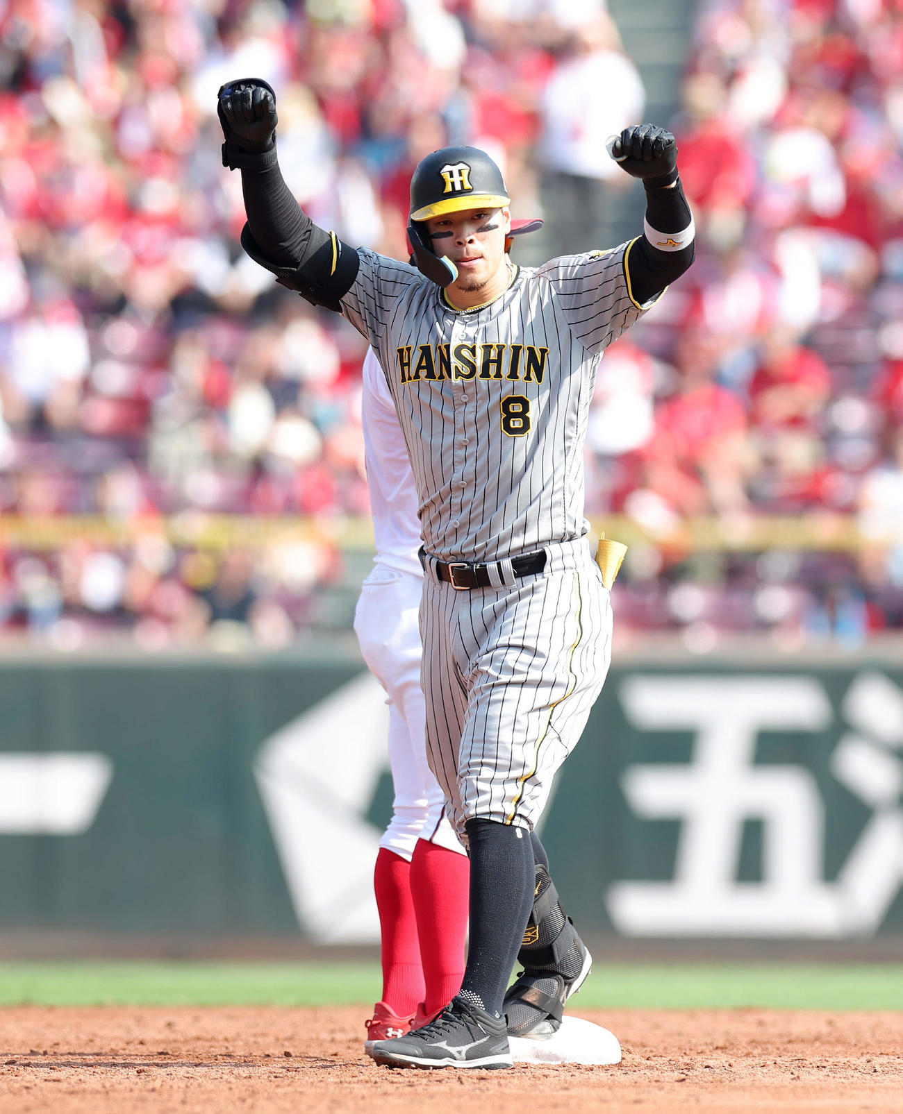 広島対阪神　3回表阪神1死一塁、右翼線へ二塁打を放ちポーズをとる佐藤輝（撮影・前田充）