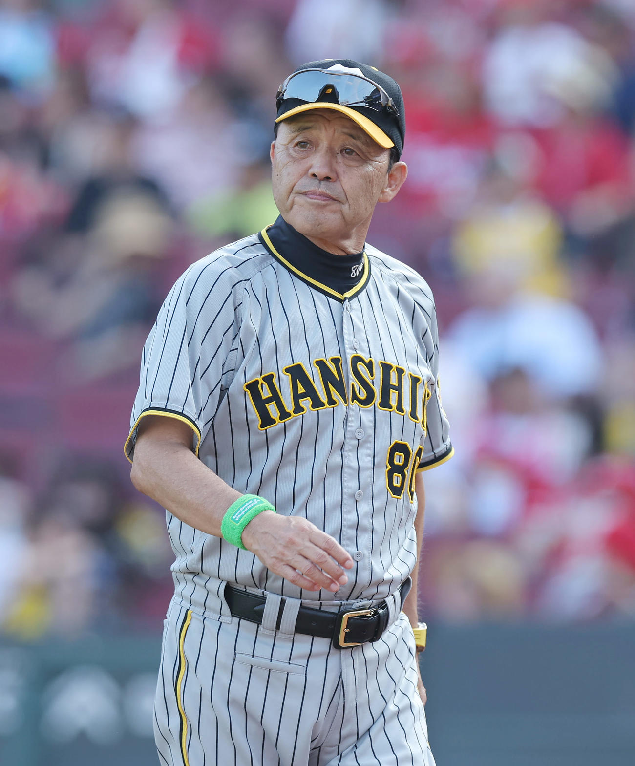 広島対阪神　6回、選手交代を告げベンチへ戻る阪神岡田監督（撮影・前田充）