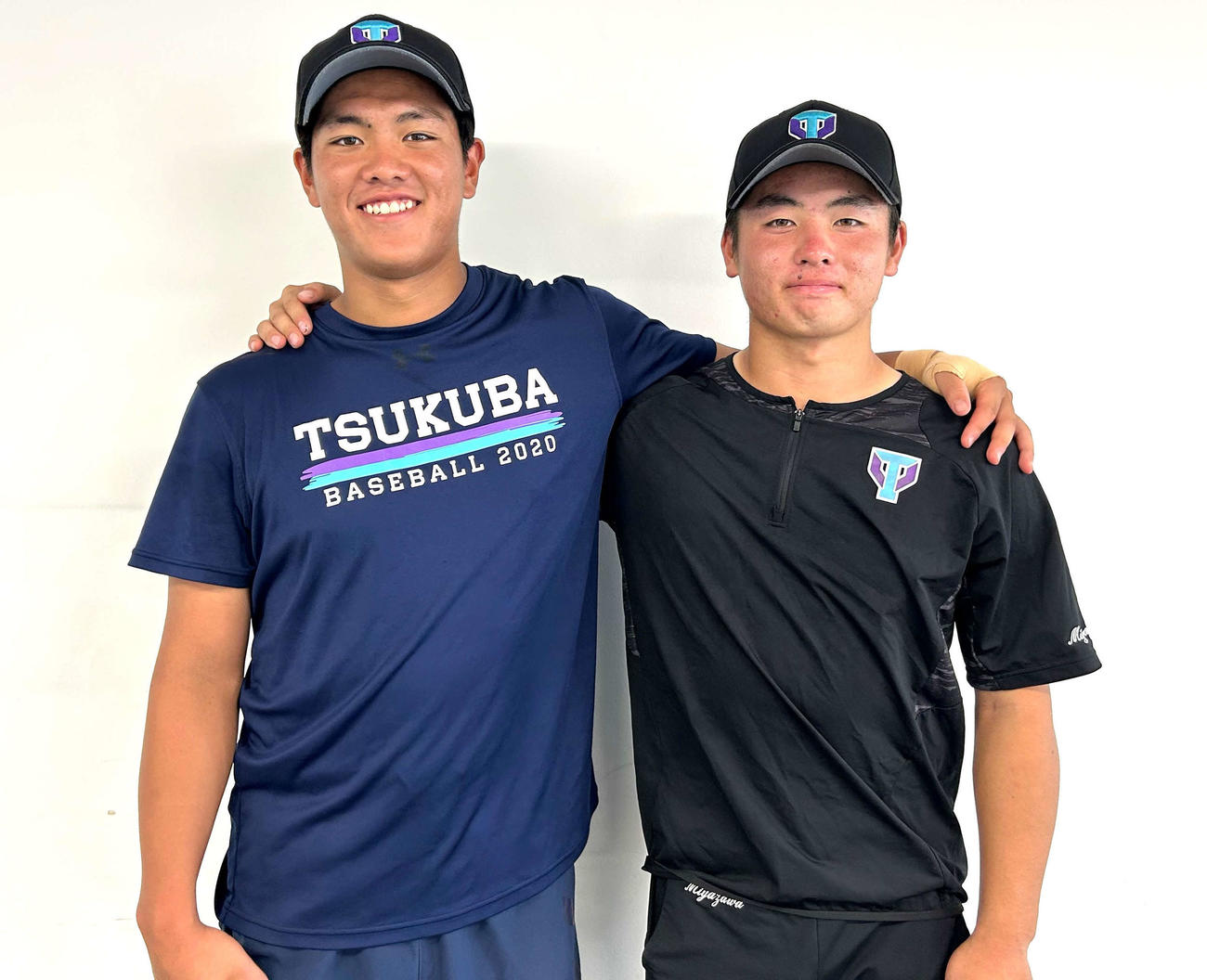 筑波大・田代旭捕手（左）と宮沢圭汰内野手（撮影・黒須亮）