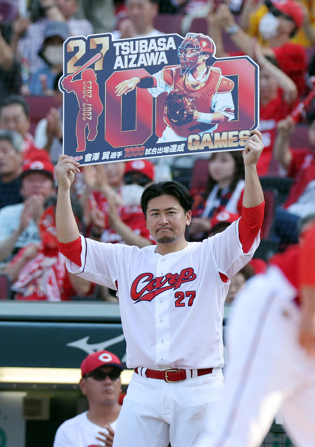 広島対阪神　1000試合出場を果たした会沢は記念パネルを掲げる（撮影・前田充）