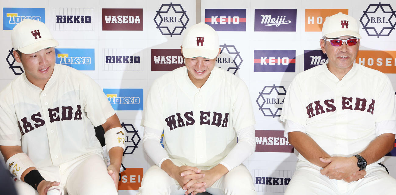 試合後の取材で笑顔を見せる左から早大・吉納、加藤、小宮山監督（撮影・宮地輝）