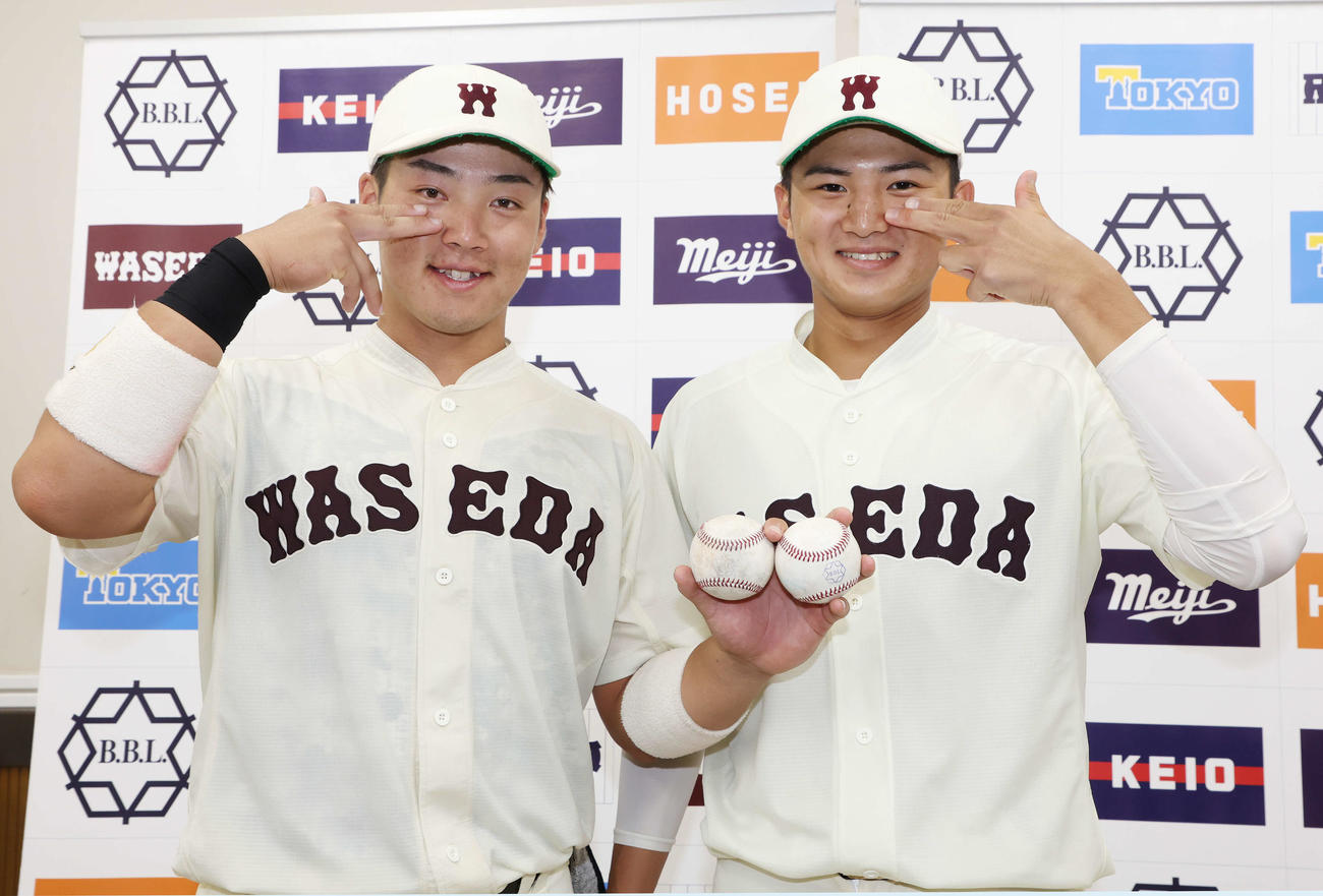 東大対早大　笑顔でポーズを決める早大・吉納（左）と加藤（撮影・宮地輝）