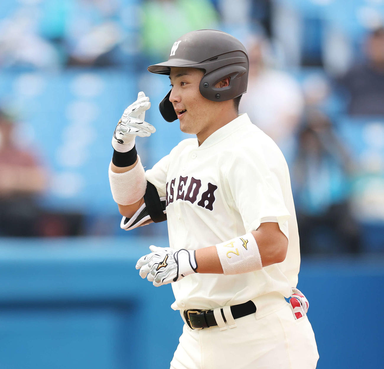 東大対早大　4回裏早大1死二塁、右中間へ先制2点本塁打を放ち、ポーズを取る吉納（撮影・宮地輝）