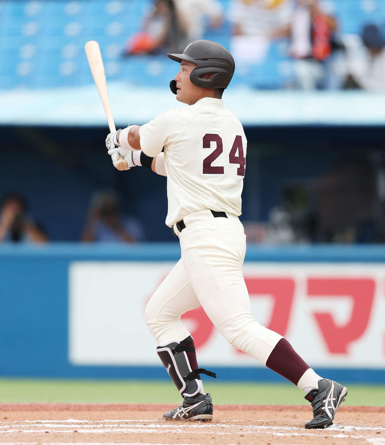 東大対早大　6回裏早大1死二塁、2打席連続の中越え2点本塁打を放つ吉納（撮影・宮地輝）