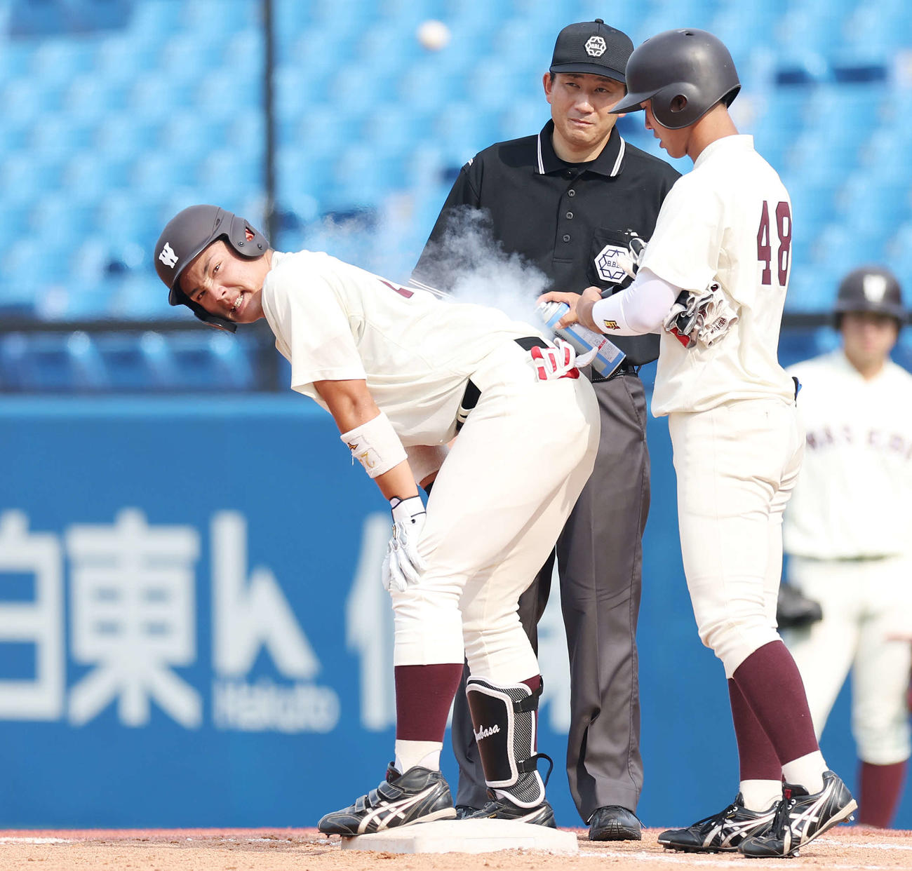 東大対早大　8回裏早大無死一塁、死球を受け、冷やしてもらう吉納（撮影・宮地輝）