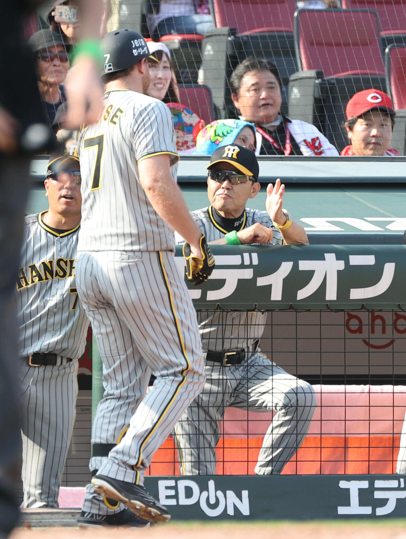 広島対阪神　5回表阪神1死一、二塁、左越え3点本塁打を放ったノイジーを迎える岡田監督（撮影・加藤孝規）