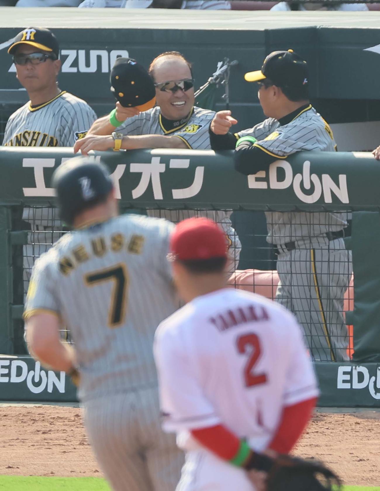 広島対阪神　5回表阪神1死一、二塁、岡田監督（中央）はノイジーの3点本塁打で笑顔を見せる（撮影・上田博志）