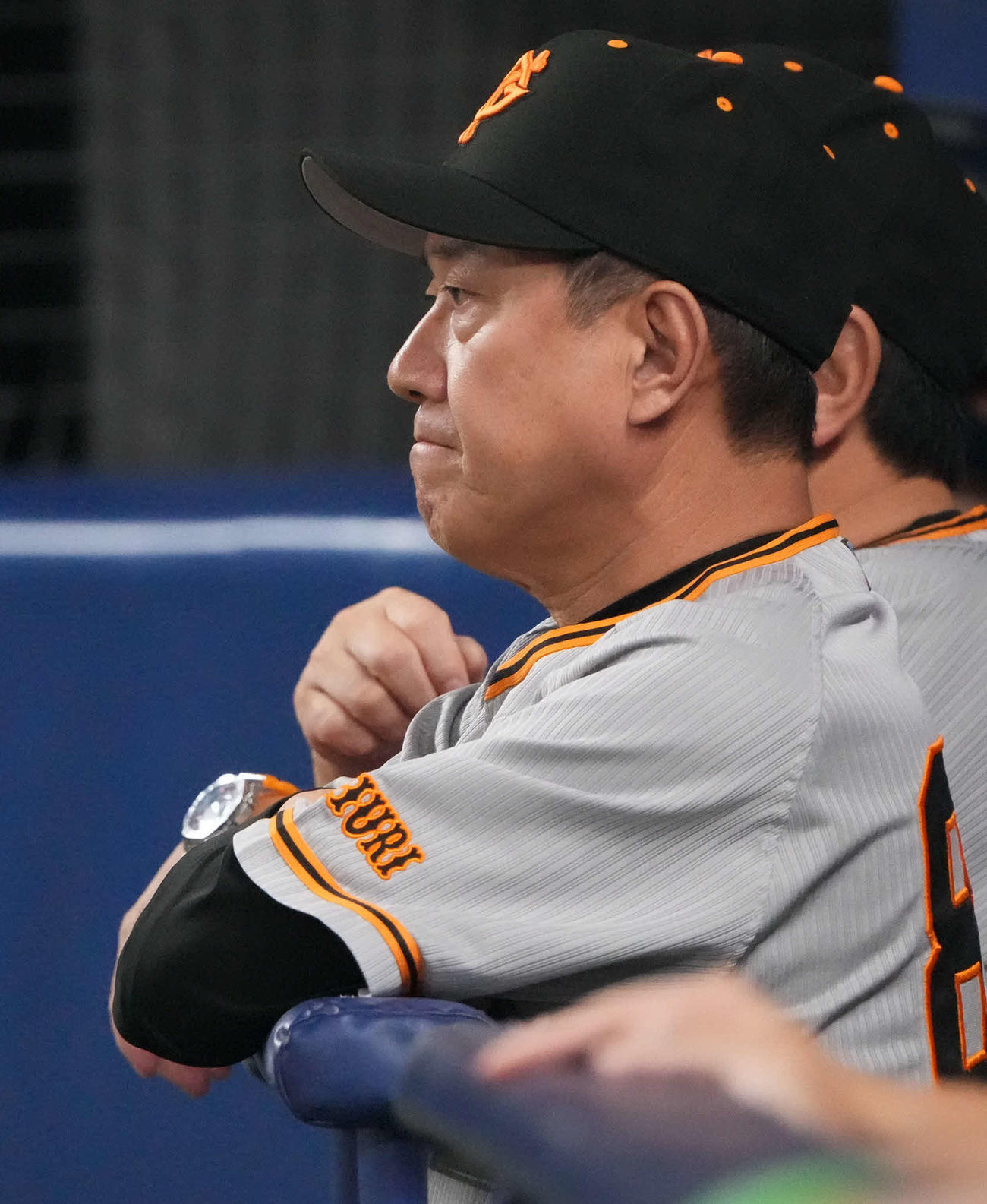 中日対巨人　7回表、ベンチから試合を見つめる原監督（撮影・森本幸一）