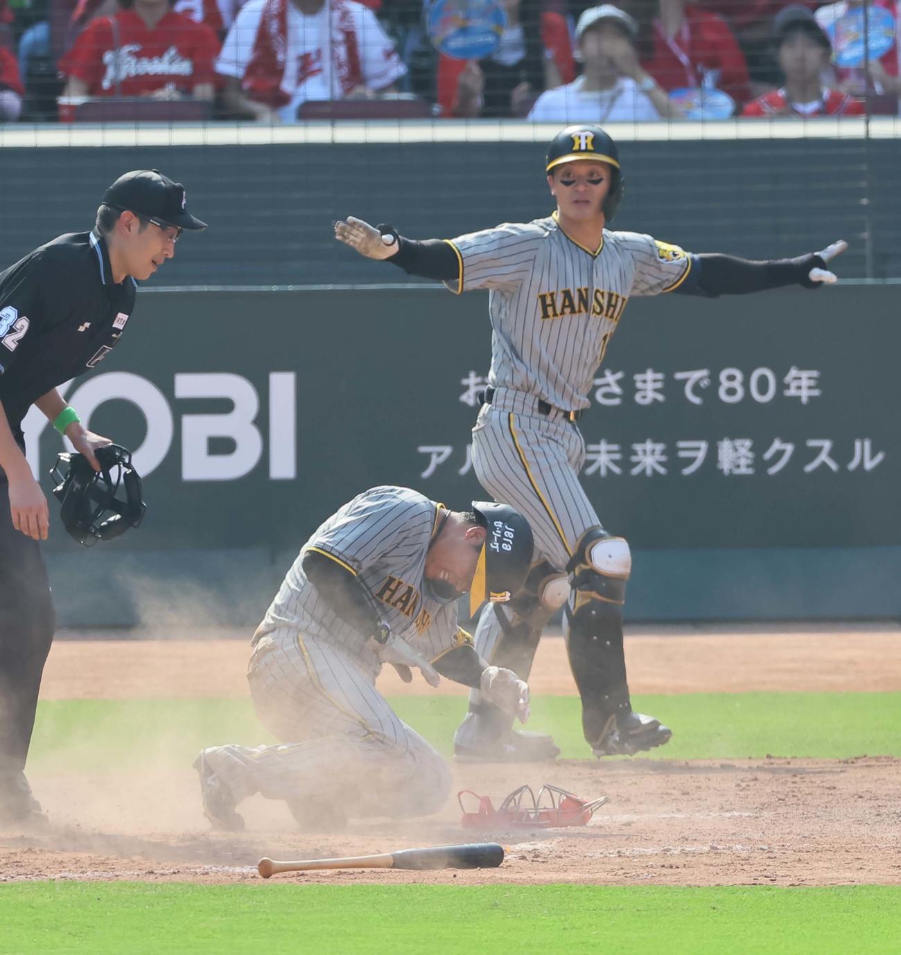 広島対阪神　3回表阪神1死二、三塁、大山はノイジーの中飛で生還を狙うも憤死する。捕手は会沢（撮影・上田博志）