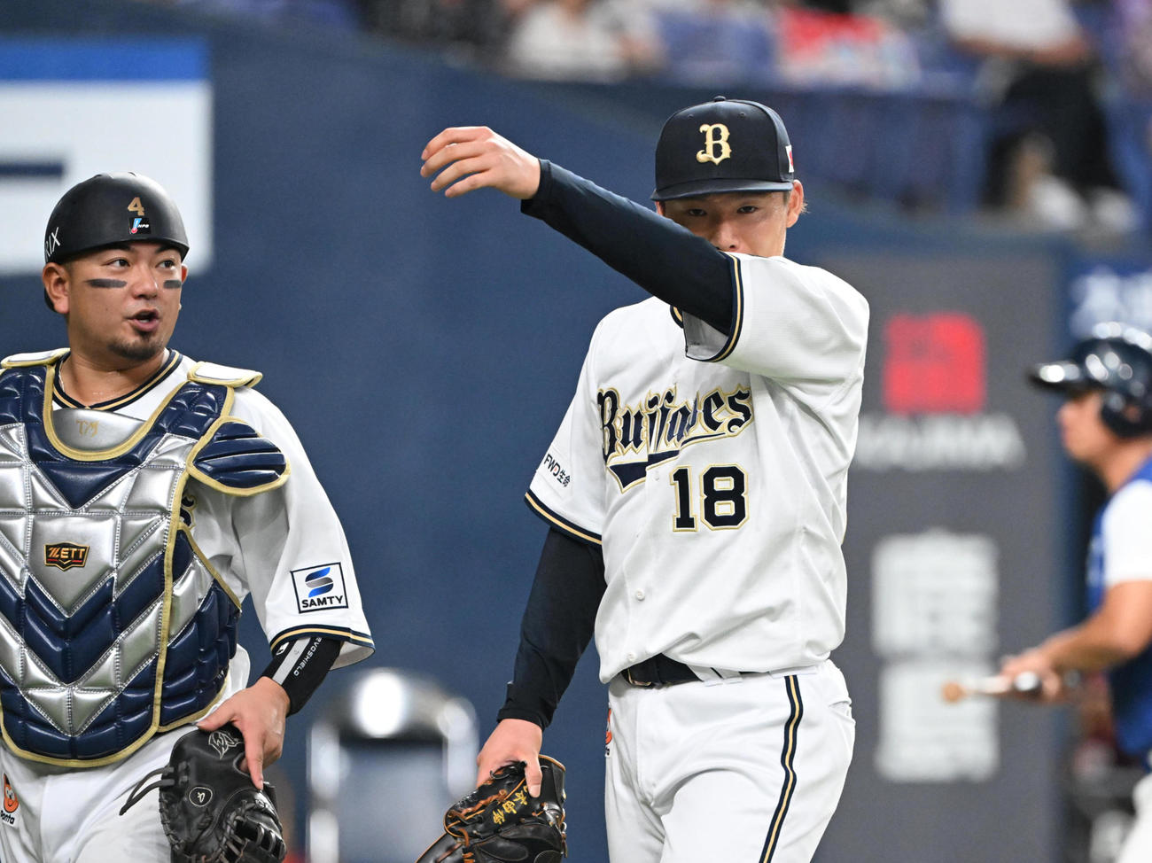 オリックス対楽天　3回表楽天2死一、二塁、岡島に逆転打を浴び、汗をぬぐいながらベンチに戻る山本（撮影・和賀正仁）