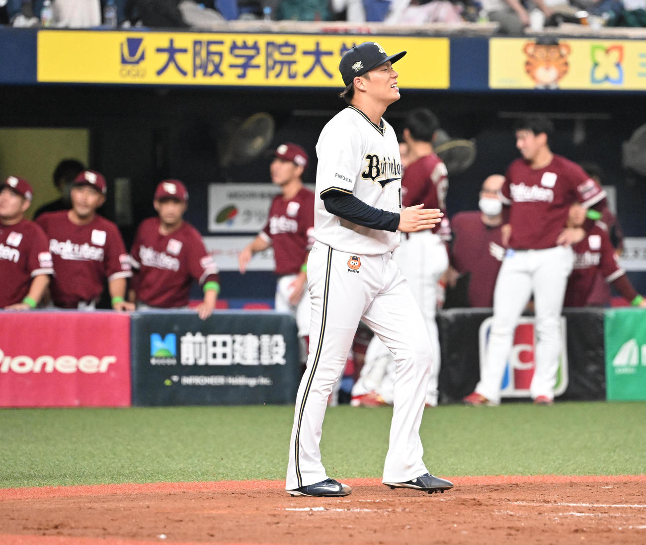 オリックス対楽天　3回表楽天2死一、二塁、岡島に逆転打を浴び、顔をしかめる山本（撮影・和賀正仁）