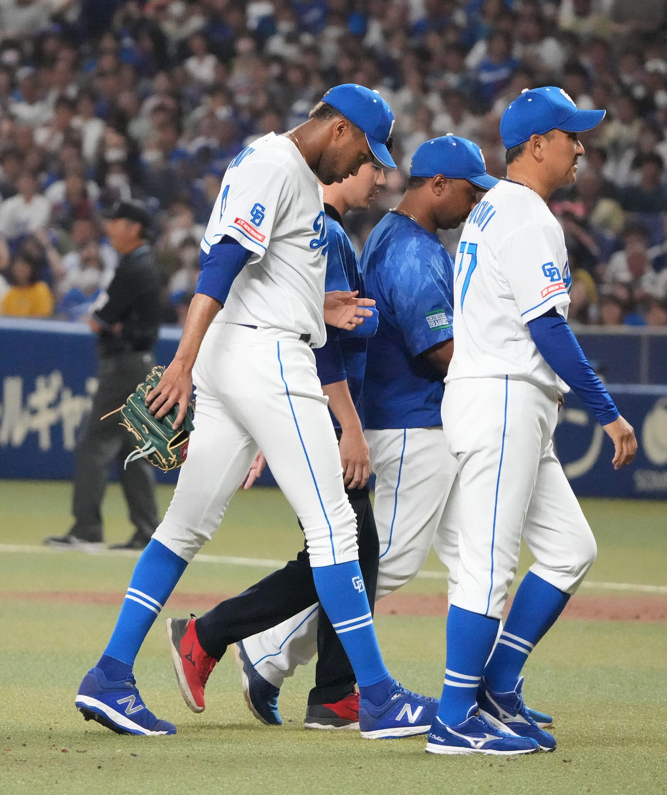 中日対巨人　9回表巨人2死、異変を訴えマウンドを降りるマルティネス（左）（撮影・森本幸一）