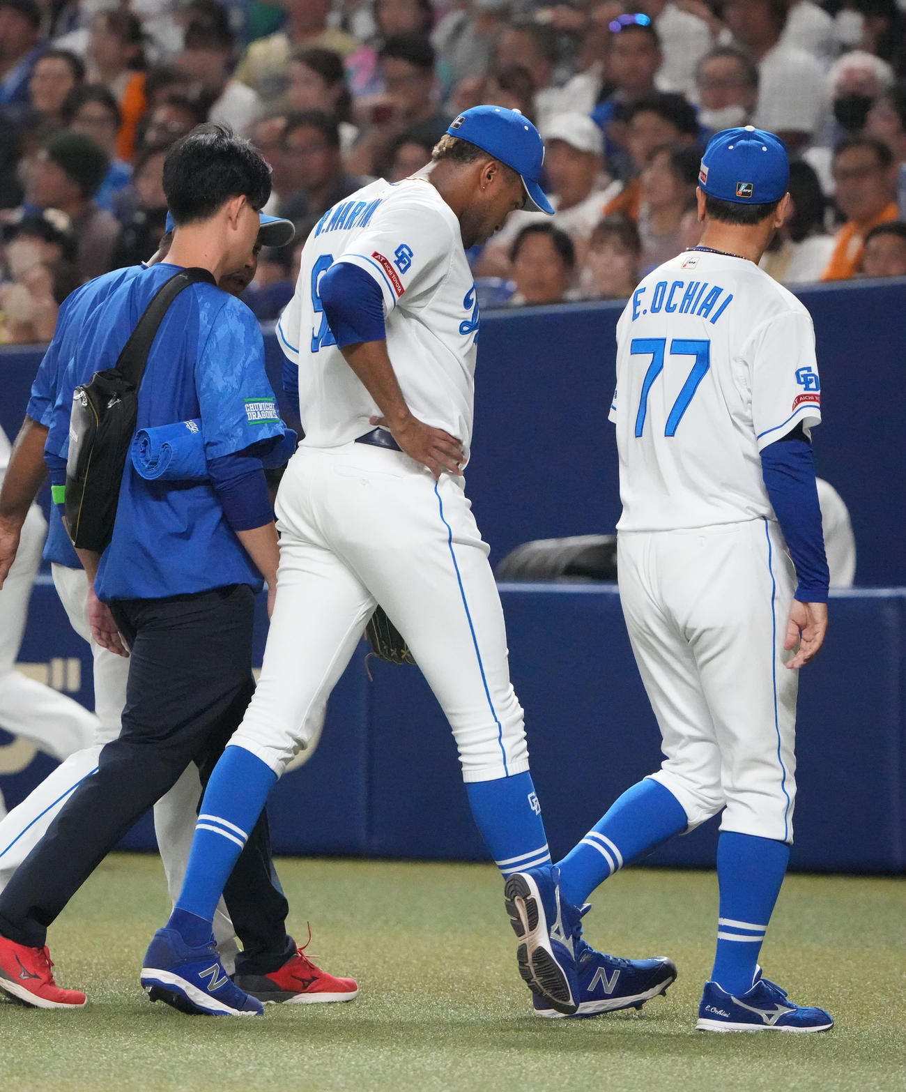 中日対巨人　9回表巨人2死、異変を訴えマウンドを降りるマルティネス（中央）（撮影・森本幸一）