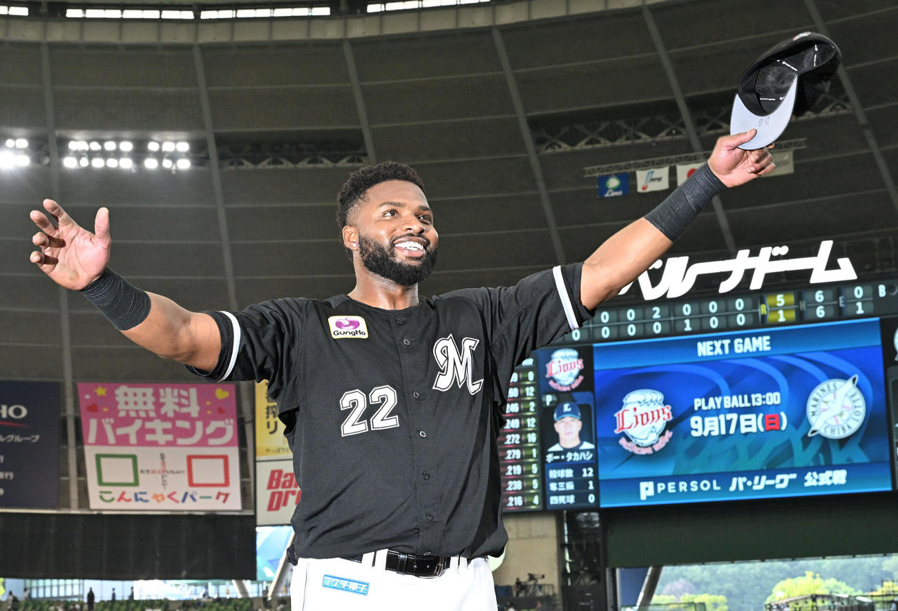 西武対ロッテ　ヒーローインタビューを終えファンにあいさつするロッテ・ポランコ（撮影・滝沢徹郎）