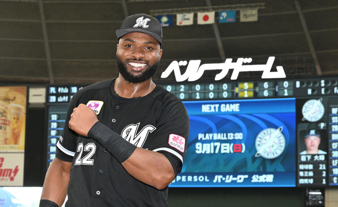 西武対ロッテ　ヒーローインタビューを終えポーズを決めるロッテ・ポランコ（撮影・滝沢徹郎）