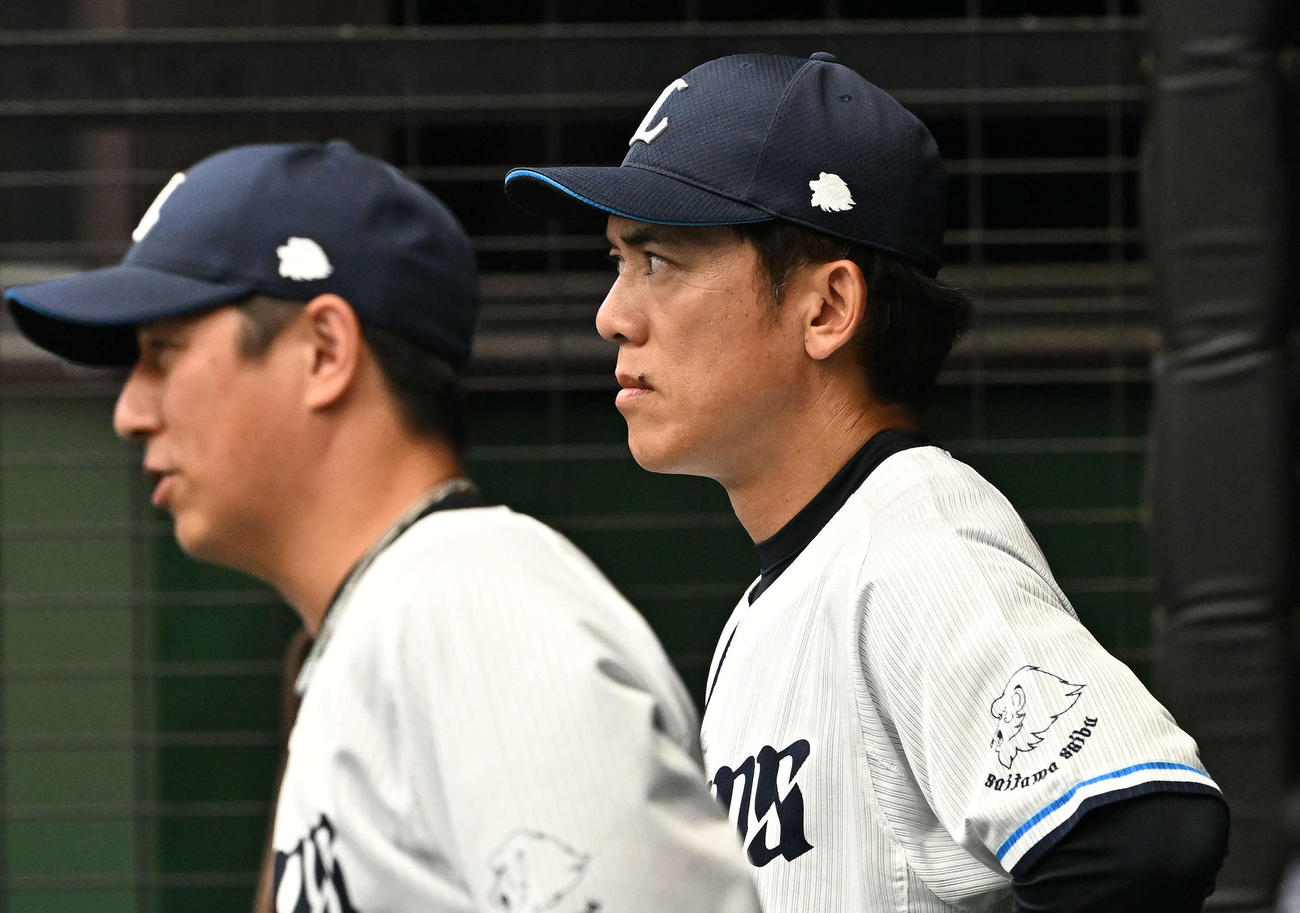 西武対ロッテ　ベンチで厳しい表情の西武松井監督（右）（撮影・滝沢徹郎）