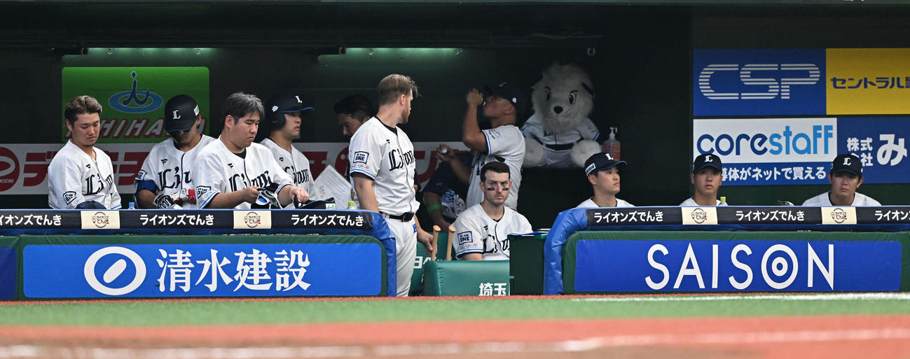 西武対ロッテ　試合に敗れ浮かない表情の西武の選手たち（撮影・滝沢徹郎）