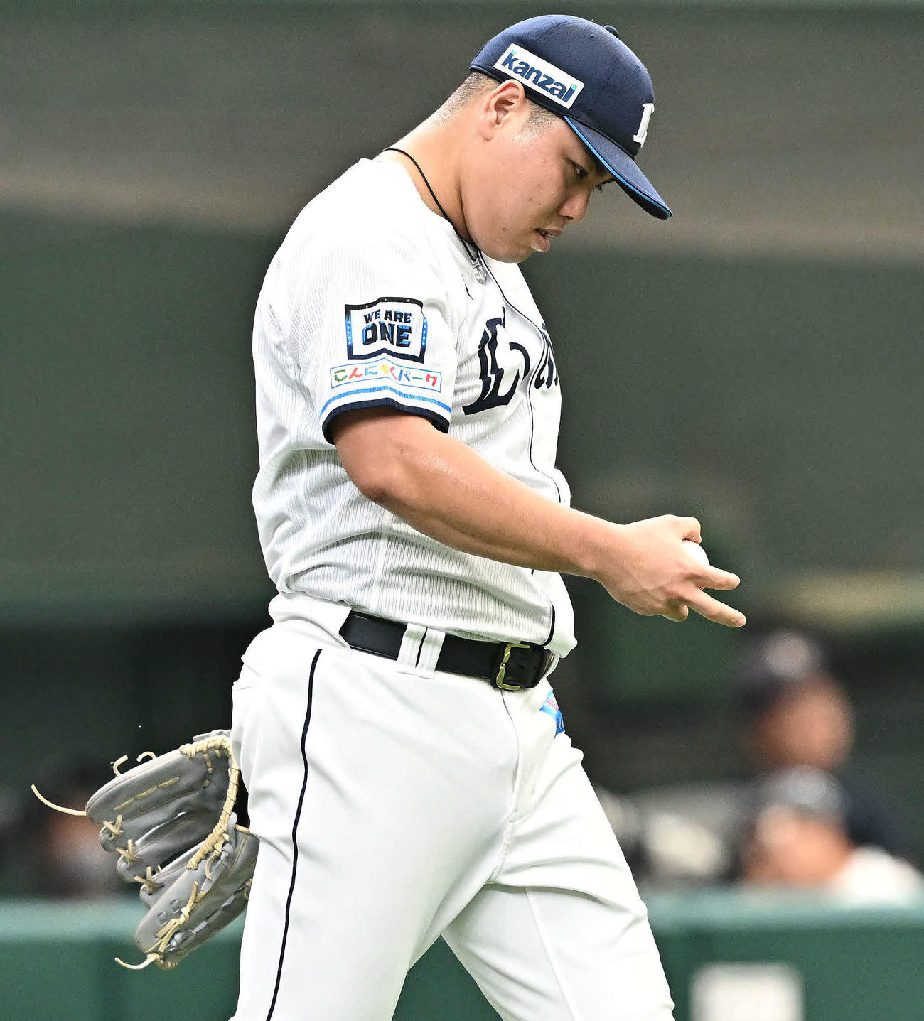 西武対ロッテ　3回表ロッテ2死一塁、中村奨に先制適時二塁打を許してうつむく平良（撮影・滝沢徹郎）