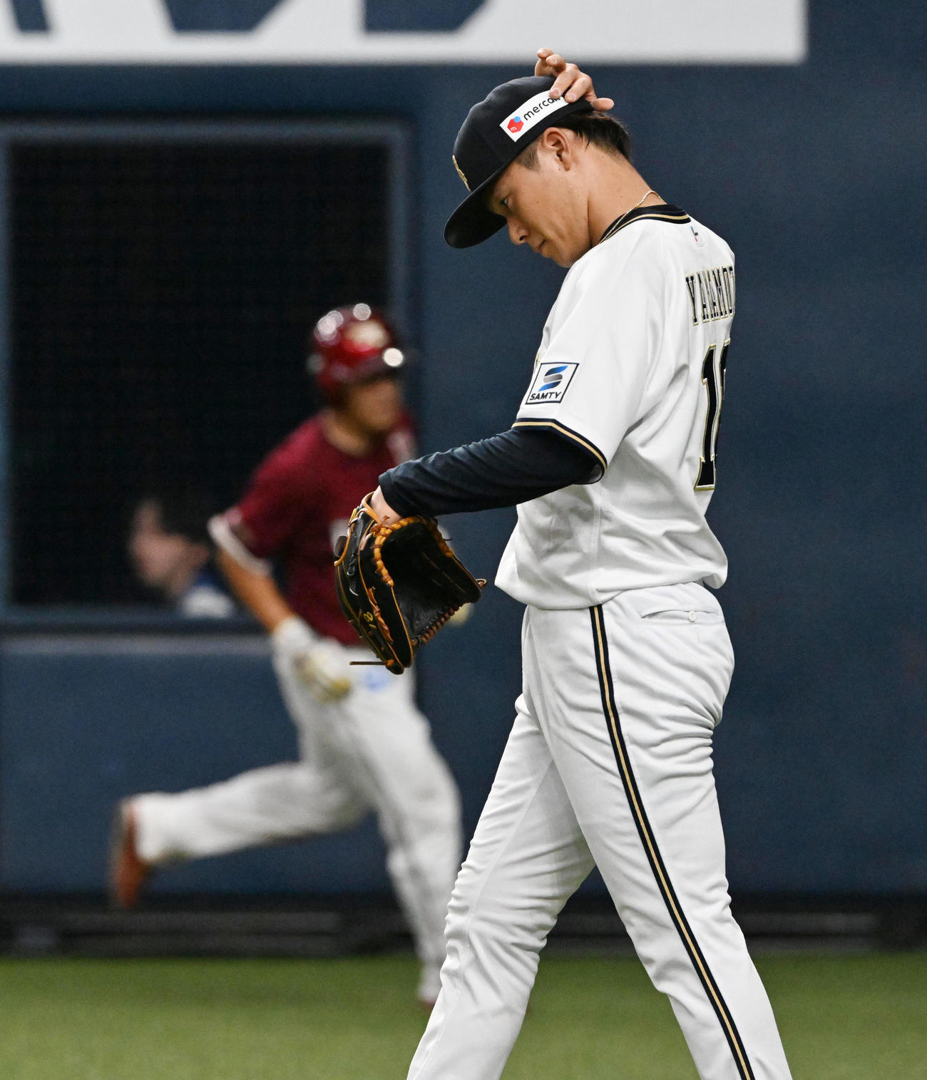 オリックス対楽天　5回表楽天無死三塁、小郷に右犠飛を打たれがっくりする山本（撮影・前岡正明）