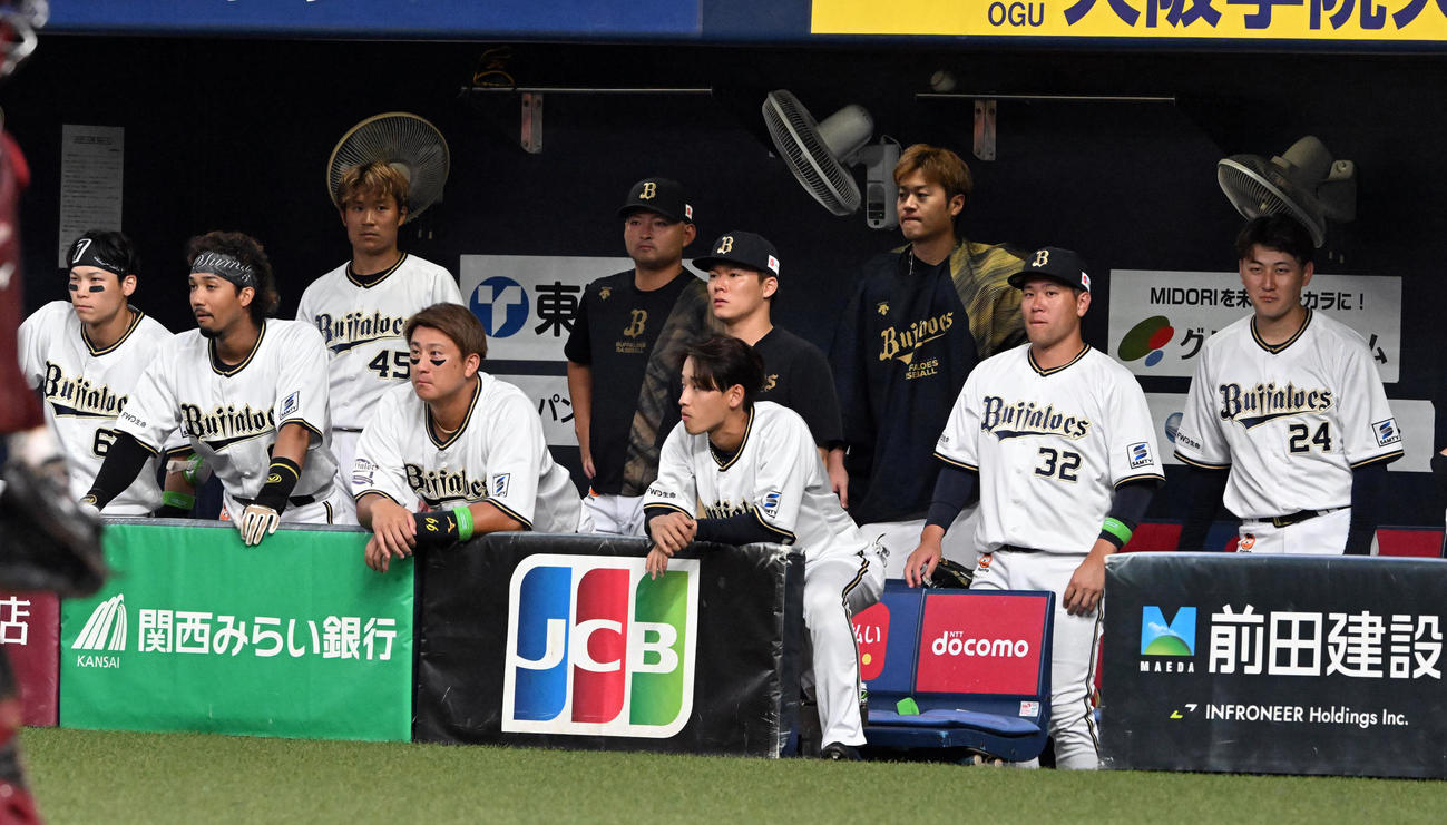 オリックス対楽天　9回、ベンチから戦況を見る山本（中央）らオリックスナイン（撮影・前岡正明）