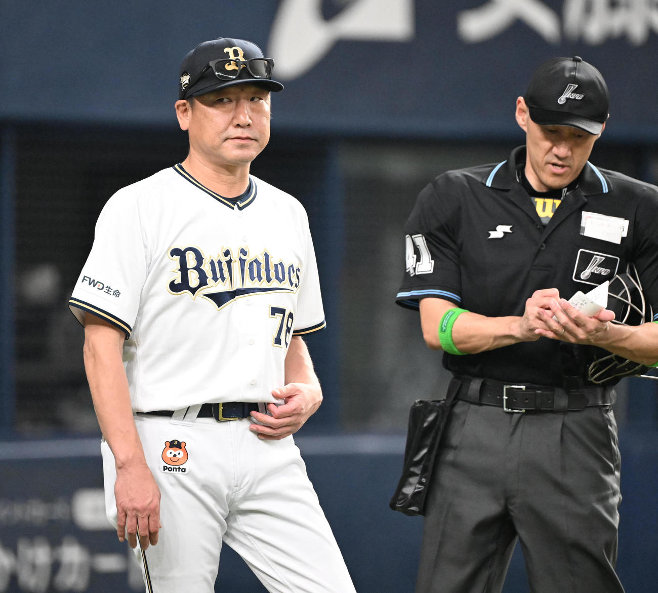 オリックス対楽天　7回を終え先発山本の降板を告げるオリックス中嶋監督（撮影・和賀正仁）