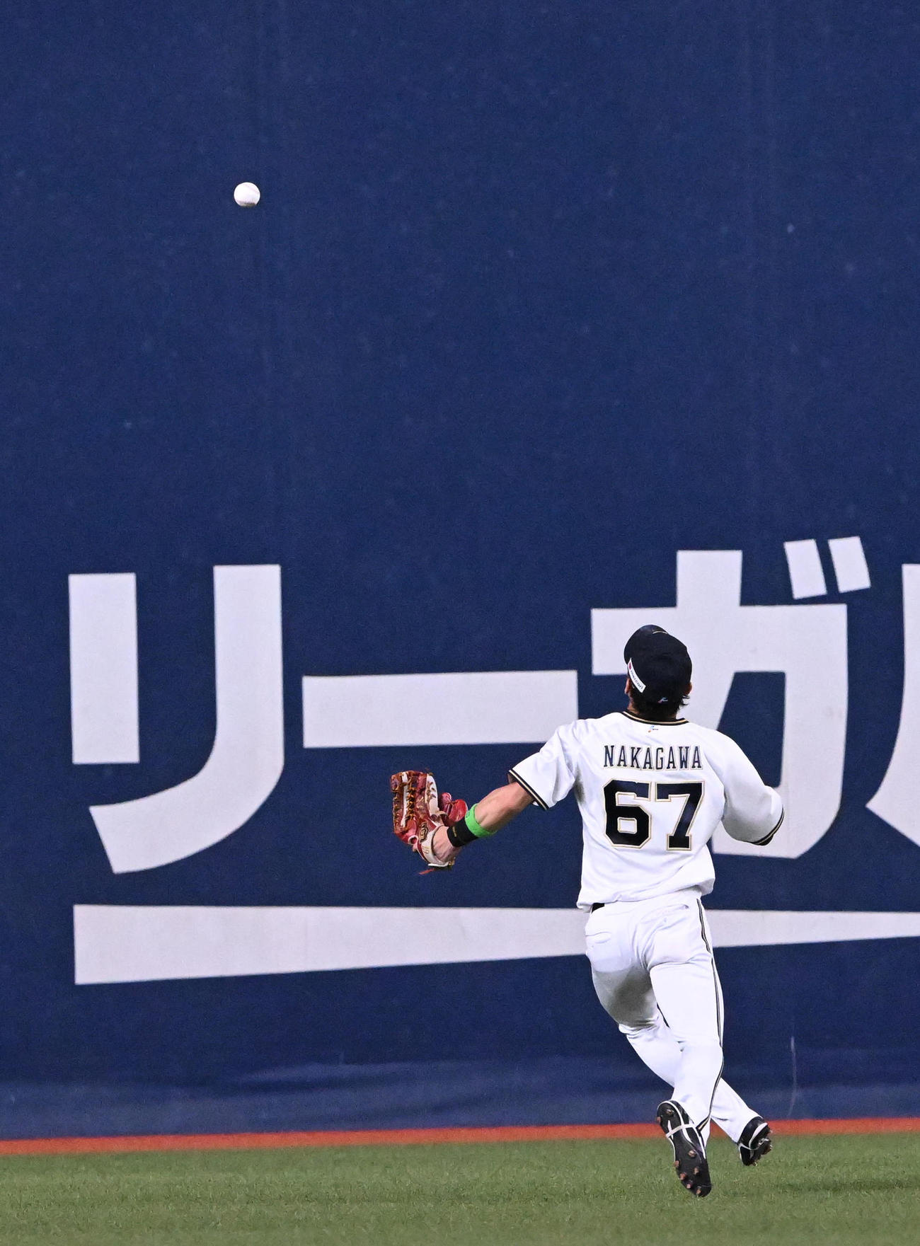 オリックス対楽天　5回表楽天無死、小深田の中前打を中川圭が後逸、三塁へ進まれる（撮影・前岡正明）