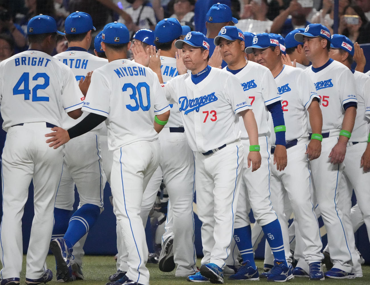 中日対巨人　試合終了、ナインを迎える立浪監督（中央）（撮影・森本幸一）