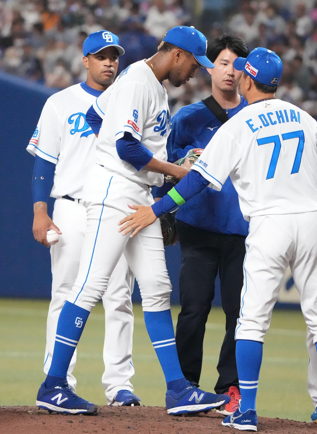 中日対巨人　9回表巨人2死、異変を訴えマウンドを降りるマルティネス（左から2人目）（撮影・森本幸一）