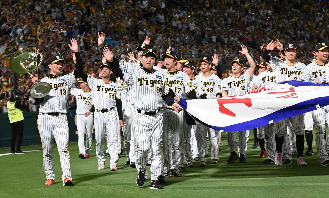 14日、阪神対巨人　優勝ペナントを手に場内を1周する岡田彰布監督（左から2人目）ら阪神ナイン