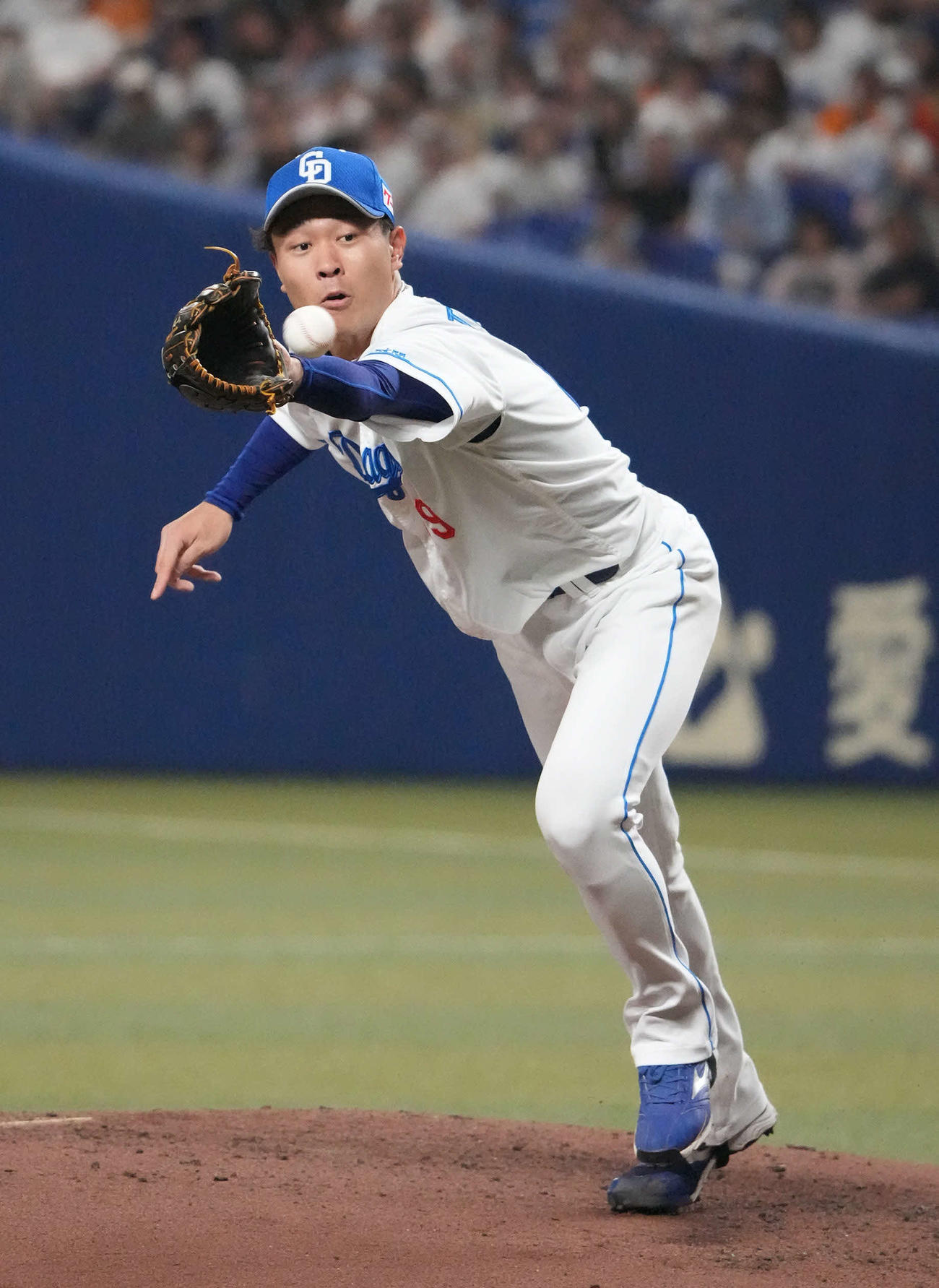 中日対巨人　3回表巨人無死、菅野の打球を好捕する高橋宏（撮影・森本幸一）
