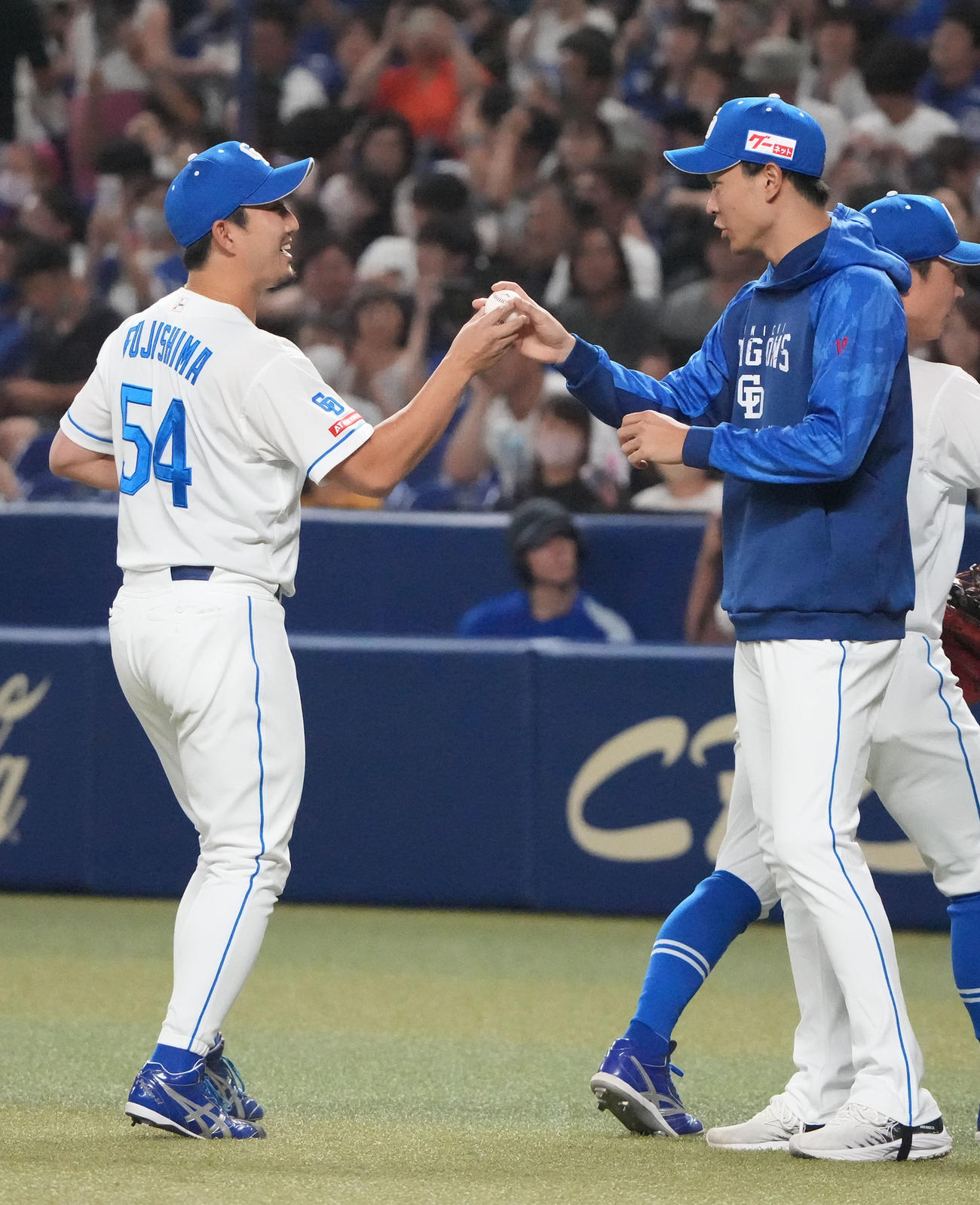 中日対巨人　リリーフした藤嶋から勝利球を受け取る高橋宏（右から2人目）（撮影・森本幸一）