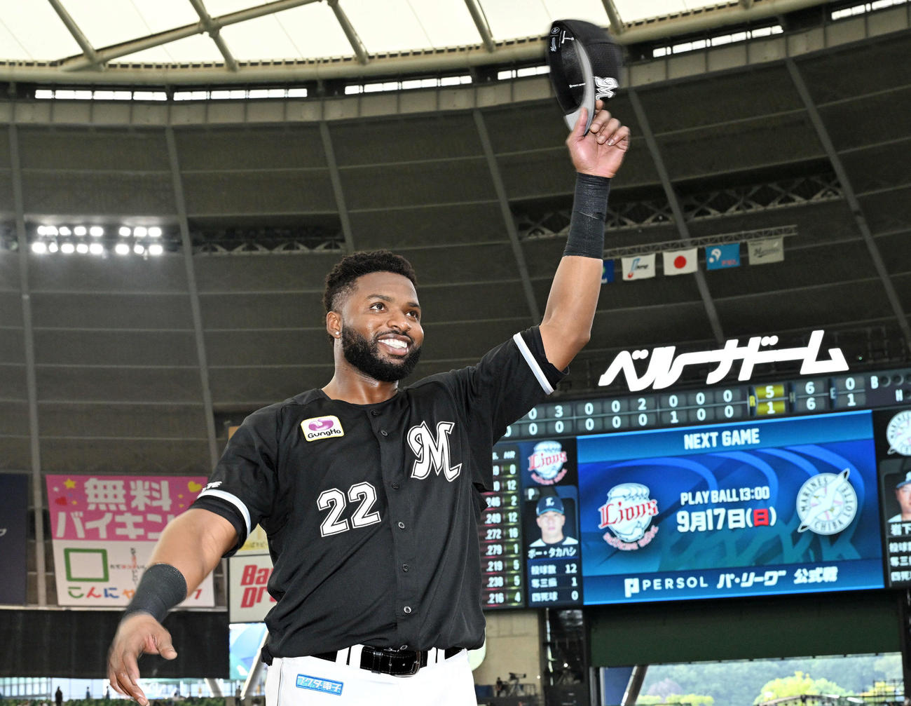 西武対ロッテ　ヒーローインタビューを終えファンにあいさつするロッテ・ポランコ（撮影・滝沢徹郎）