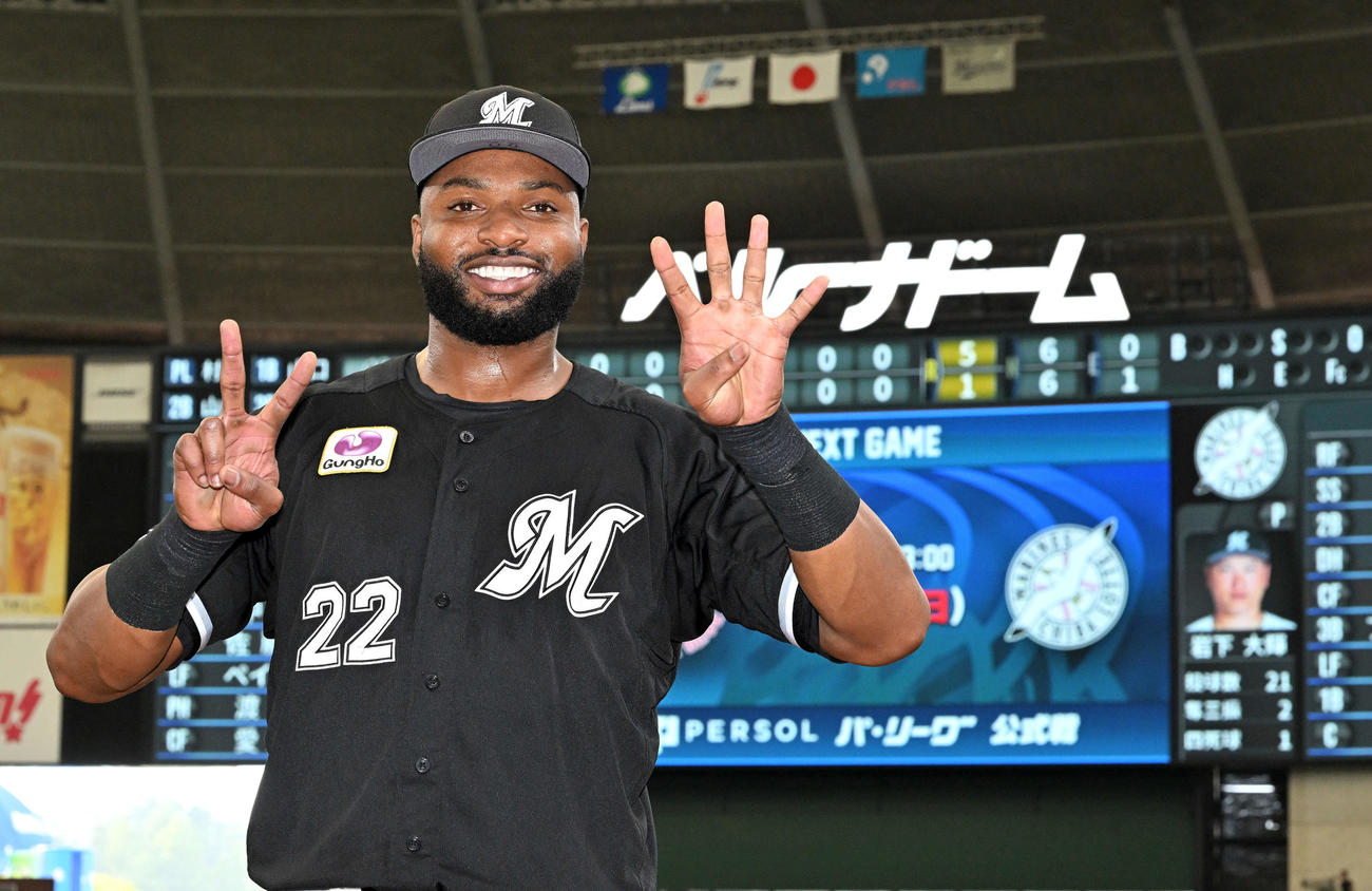 西武対ロッテ　試合後、24本塁打を放ったロッテ・ポランコは「24」のポーズで記念撮影する（撮影・滝沢徹郎）