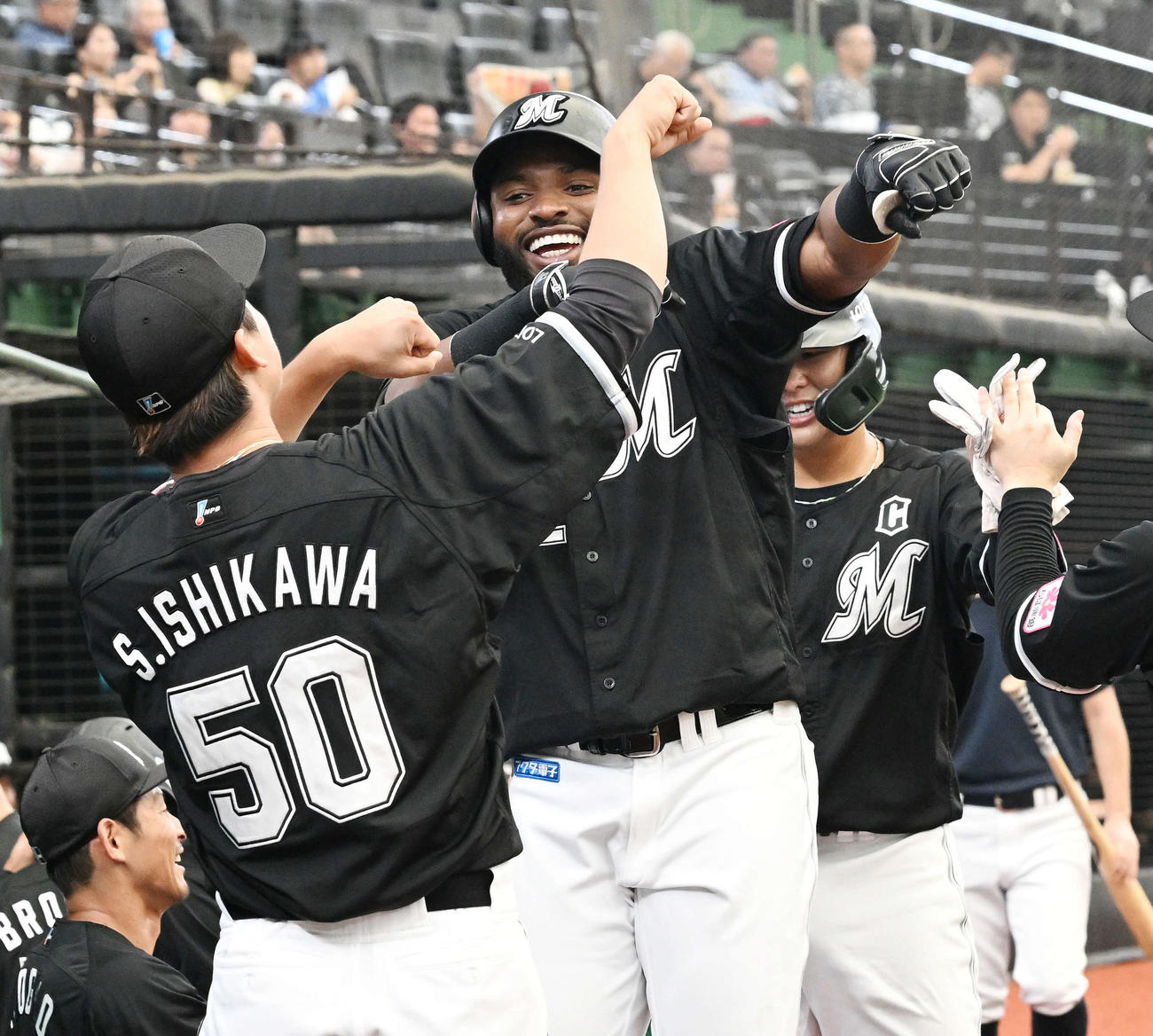 西武対ロッテ　3回表ロッテ2死二塁、右越え2点本塁打を放ったポランコ（手前から2人目）は石川慎とポーズを決める（撮影・滝沢徹郎）