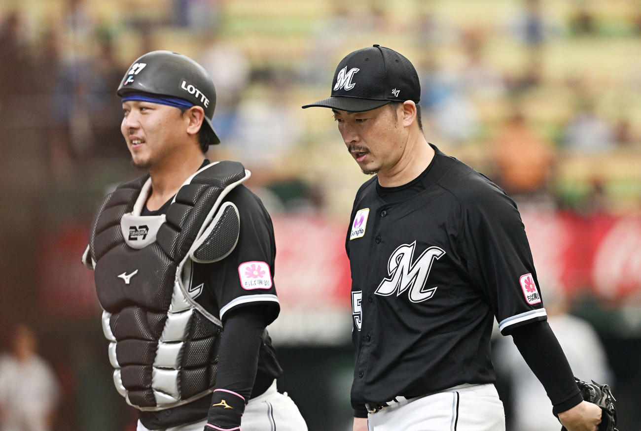 西武対ロッテ　5回裏西武2死満塁、外崎を投ゴロに打ち取った美馬（右）は捕手田村と引き揚げる（撮影・滝沢徹郎）