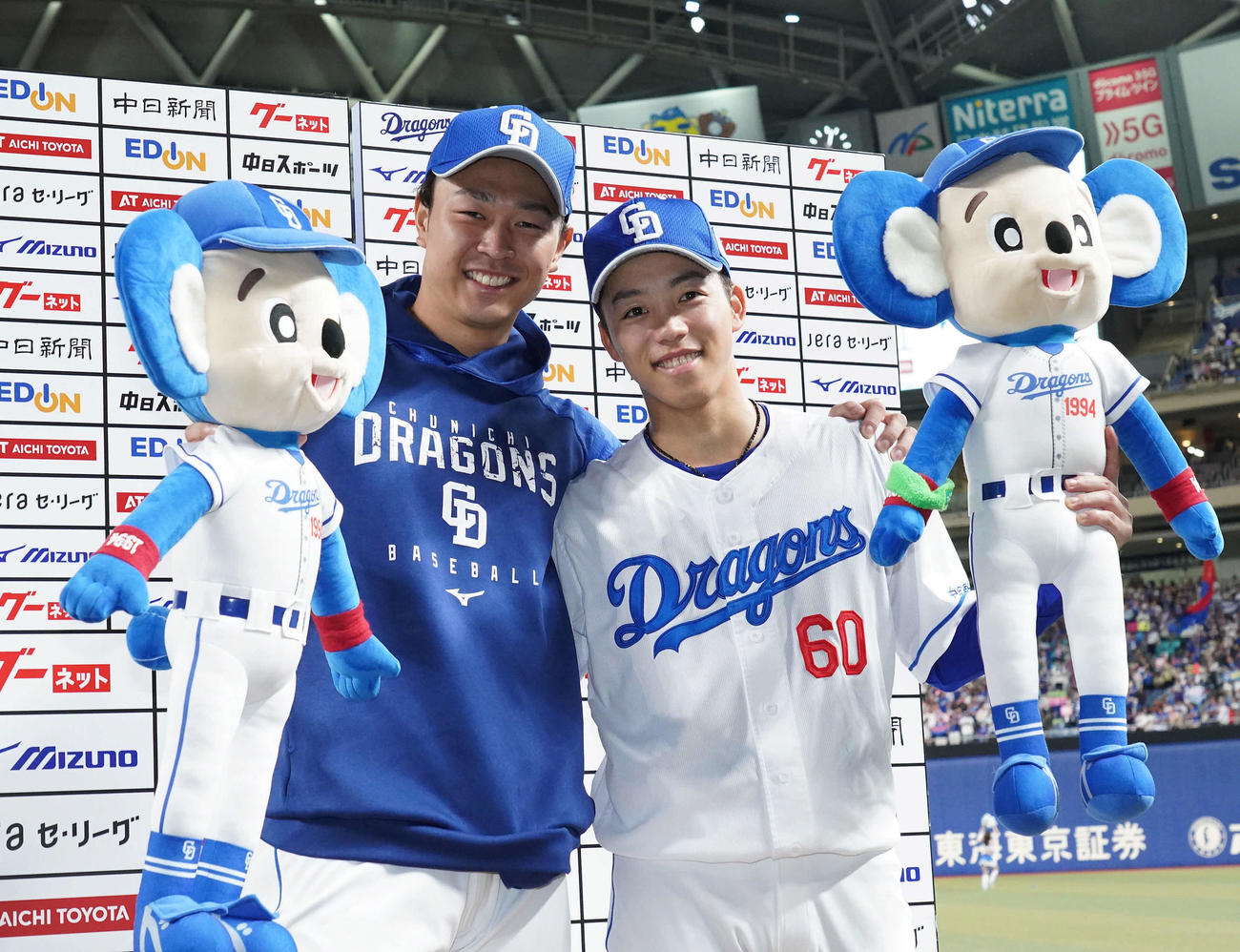 中日対巨人　ヒーローインタビューを終えポーズを決める高橋宏（左）と岡林（撮影・森本幸一）