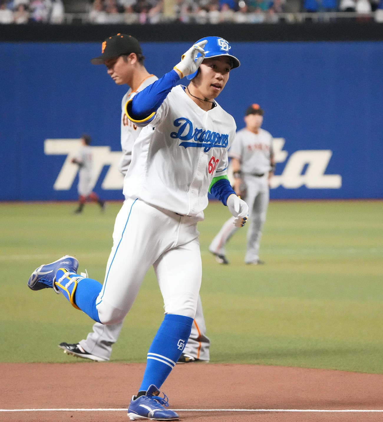 1回裏中日無死、右越えソロ本塁打を放ちダイヤモンドを回る岡林（撮影・森本幸一）