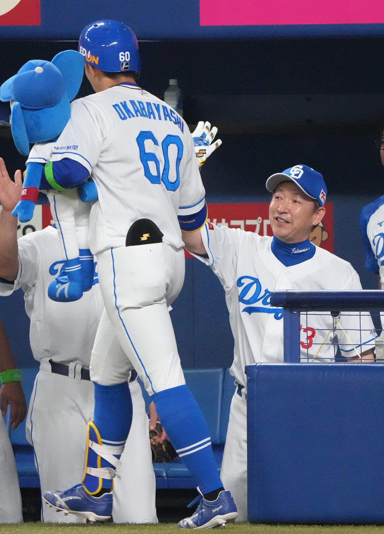 中日対巨人　1回裏中日無死、右越えソロ本塁打の岡林（左）を迎える立浪監督（撮影・森本幸一）