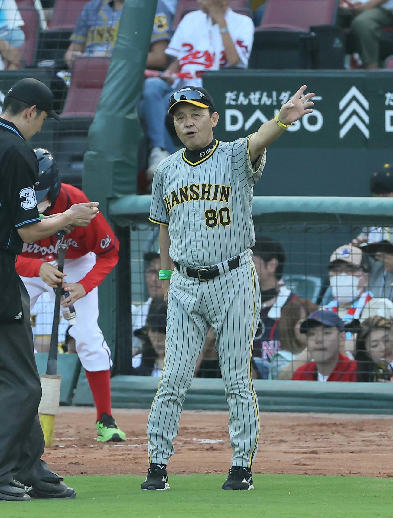 広島対阪神　選手交代を告げる岡田監督（撮影・上田博志）