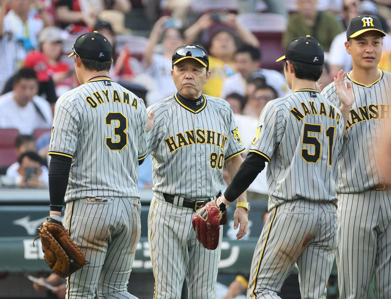 広島対阪神　快勝した阪神ナインを迎える岡田監督（撮影・加藤孝規）