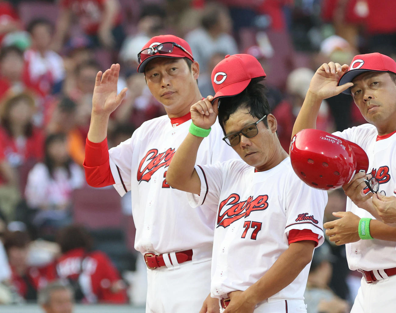 広島対阪神　敗れた新井監督。右は藤井ヘッドコーチ（撮影・加藤孝規）