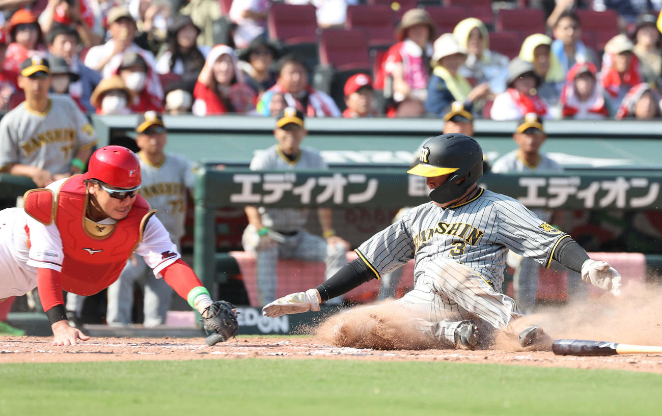 広島対阪神　3回表阪神1死二、三塁、ノイジーの中飛で大山は本塁を狙うがアウト。左は会沢（撮影・加藤孝規）