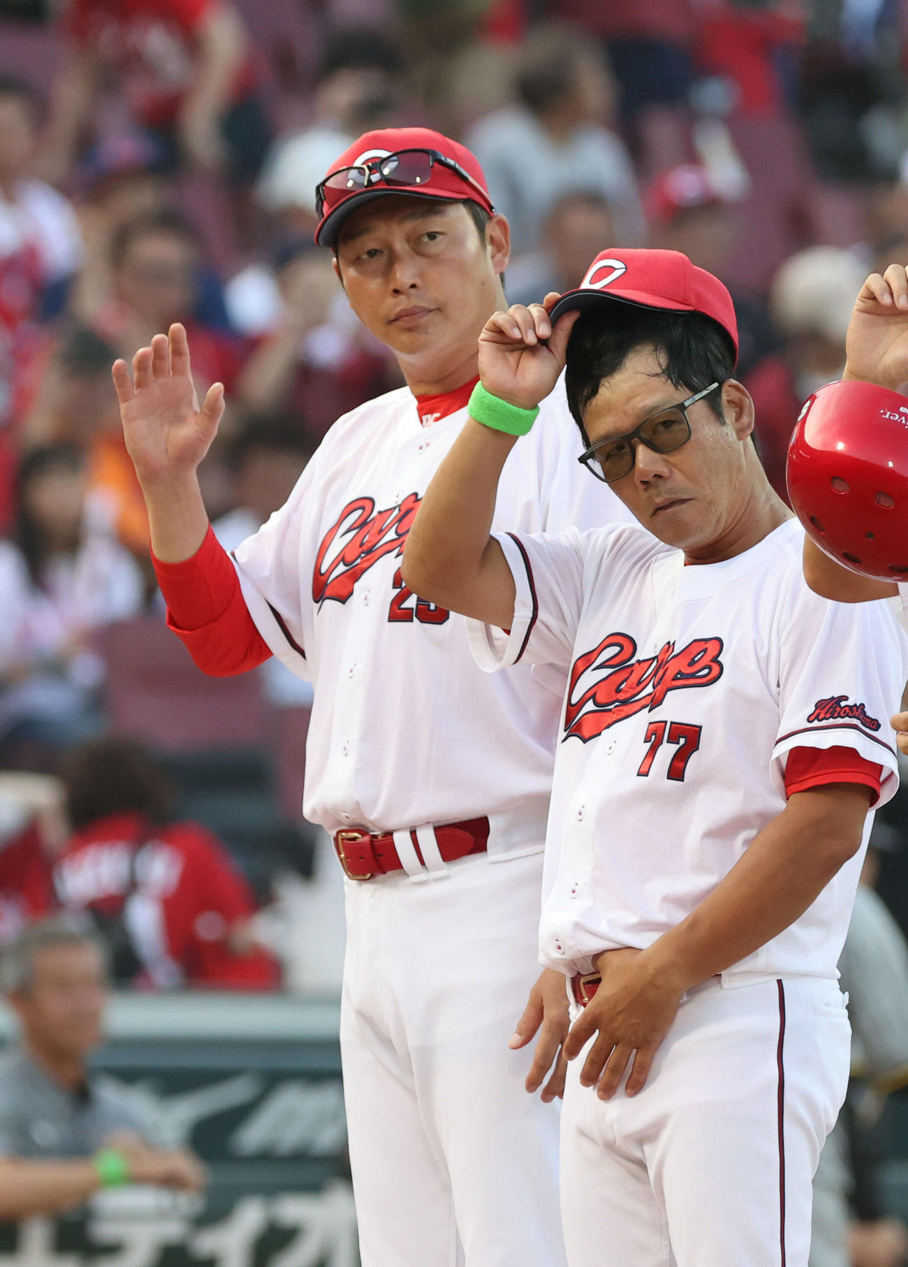広島対阪神　敗れた新井監督。右は藤井ヘッドコーチ（撮影・加藤孝規）