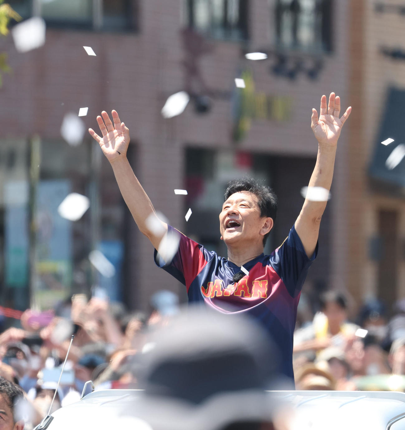 優勝パレードの紙吹雪に笑顔を見せる侍ジャパン栗山前監督（2023年6月25日撮影）
