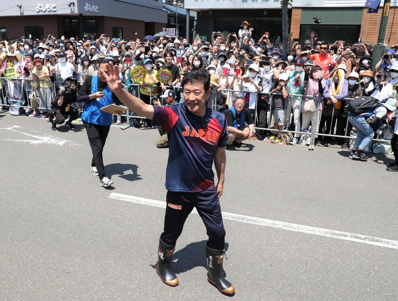 「栗山監督優勝パレード」で沿道の観衆に手を振る栗山前日本代表監督（2023年6月25日撮影）