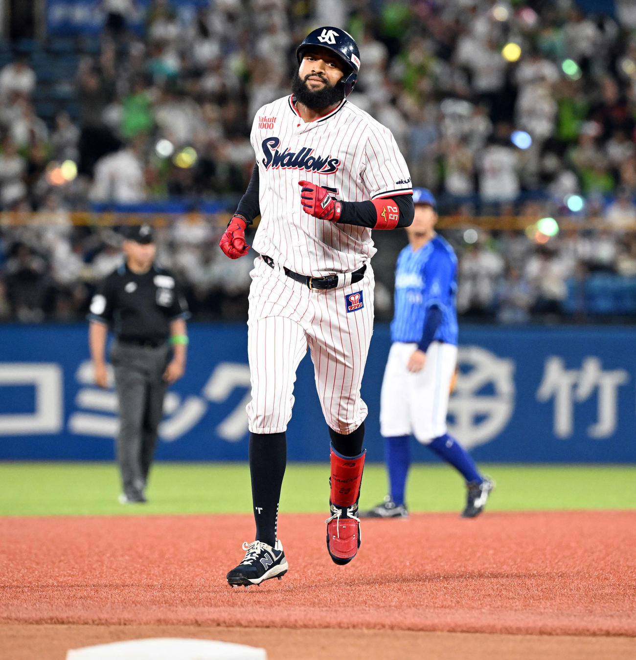 ヤクルト対DeNA 2回裏ヤクルト無死、中越えにソロ本塁打を放ったサンタナ（撮影・たえ見朱実）