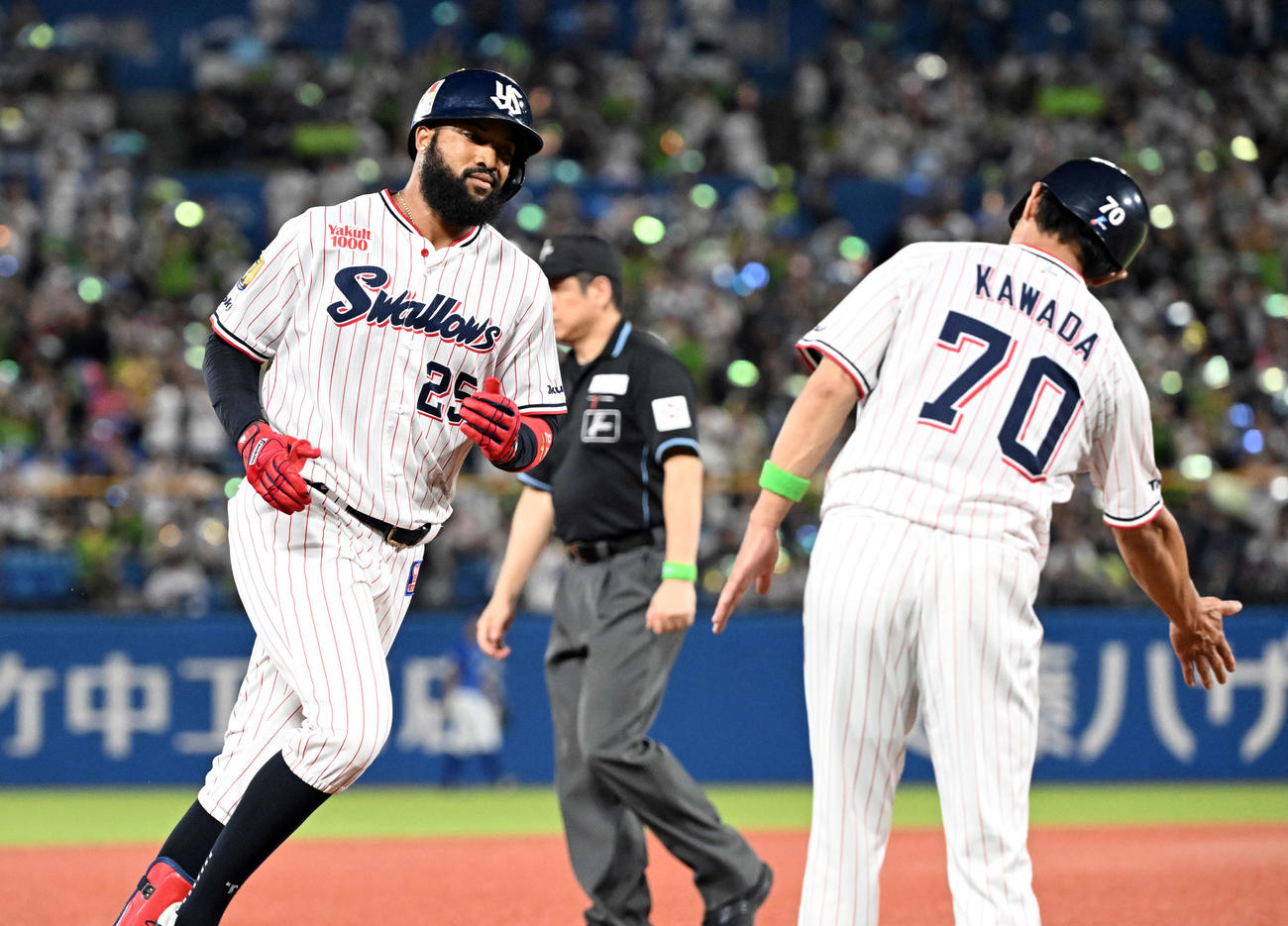 ヤクルト対DeNA 2回裏ヤクルト無死、中越えにソロ本塁打を放ったサンタナ（撮影・たえ見朱実）