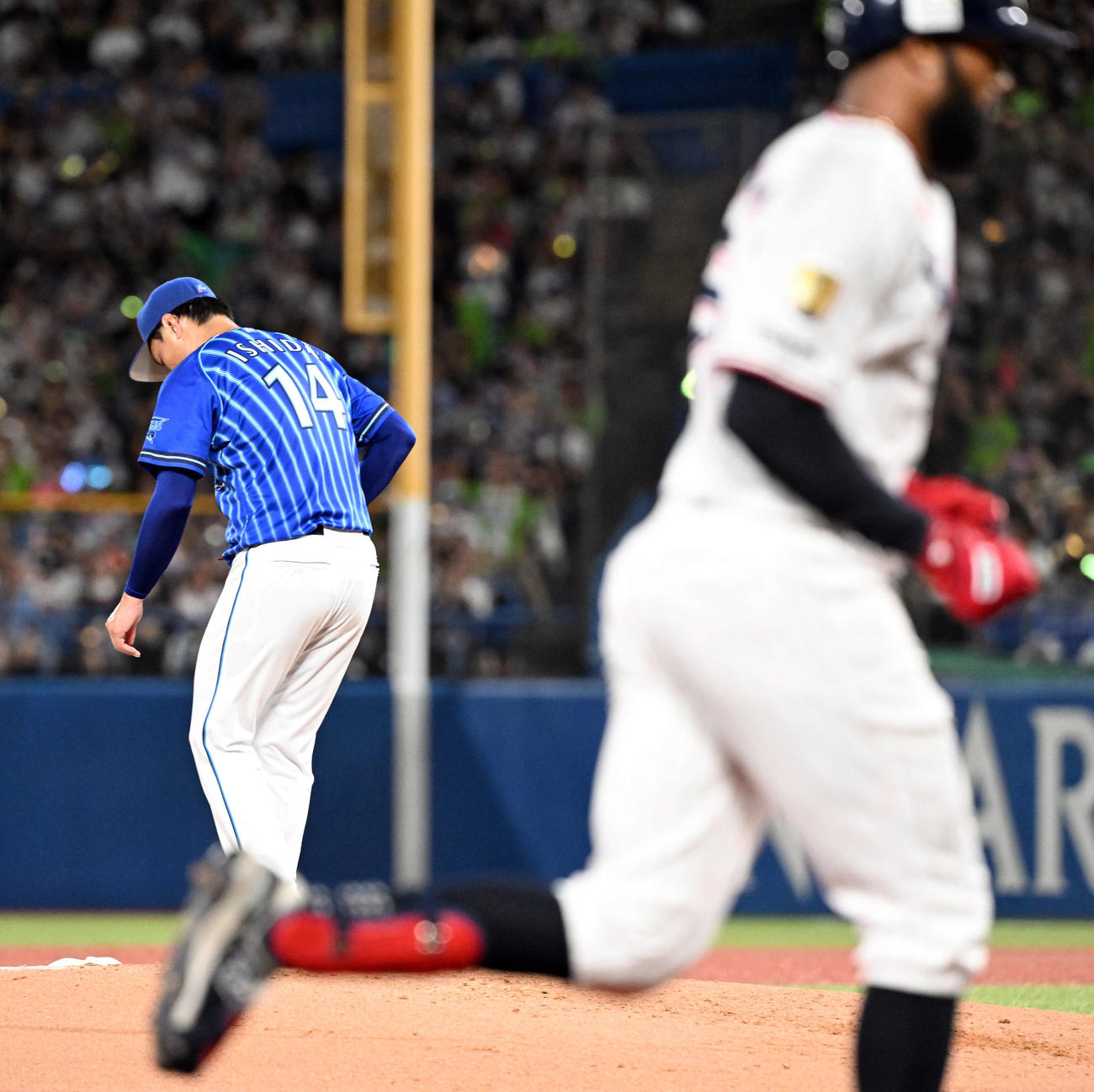 ヤクルト対DeNA 2回裏ヤクルト無死、サンタナにソロ本塁打を浴びる石田（撮影・たえ見朱実）