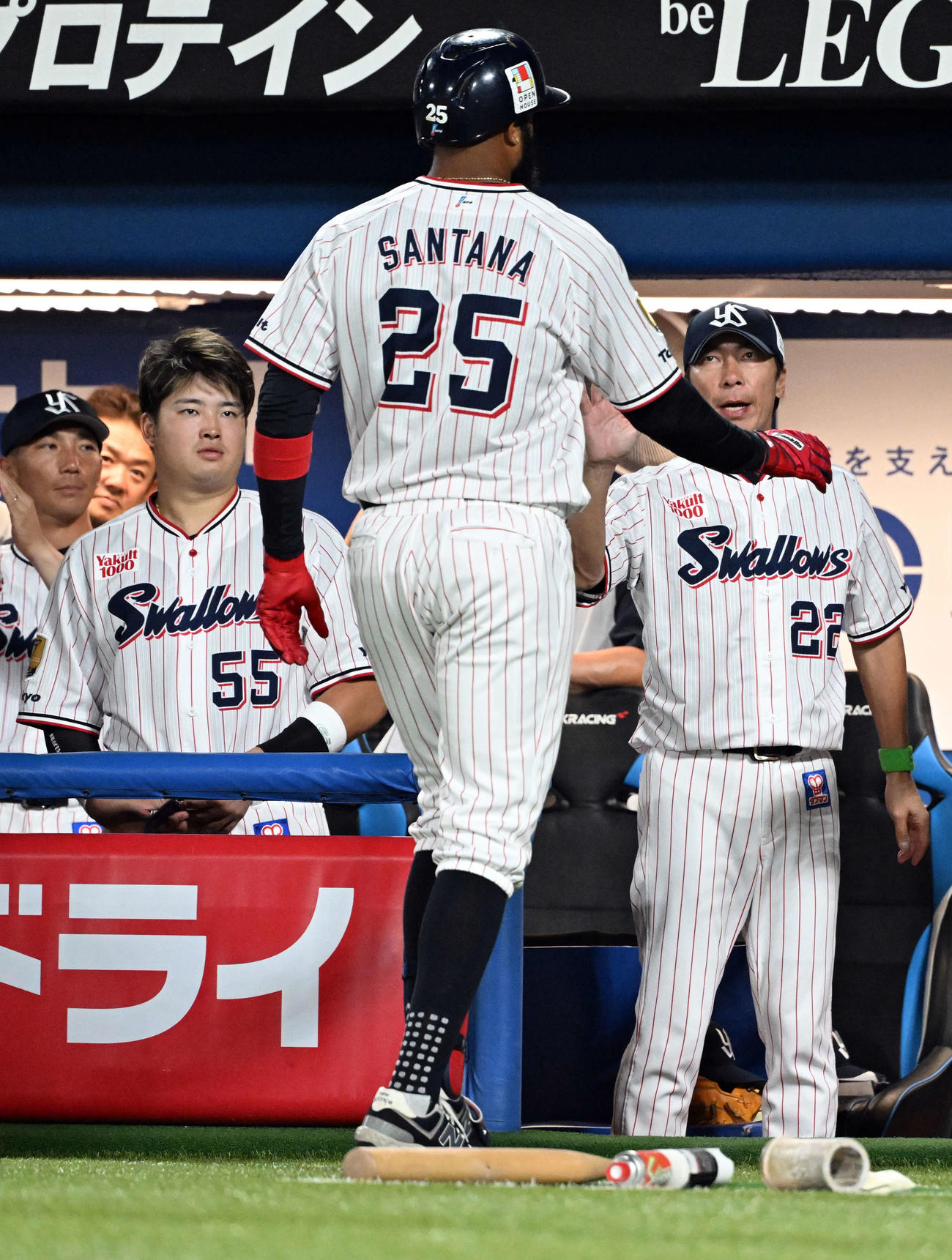 ヤクルト対DeNA 2回裏ヤクルト無死、ソロ本塁打を放ったサンタナを迎える高津監督（撮影・たえ見朱実）